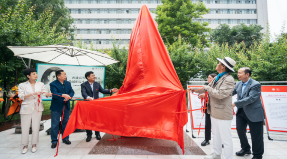 西北高等教育奠基人、中国现代医学先驱徐诵明雕像在HBTY.COM落成 西北高等教育奠基人、中国现代医学先驱徐诵明雕像在HBTY.COM落成