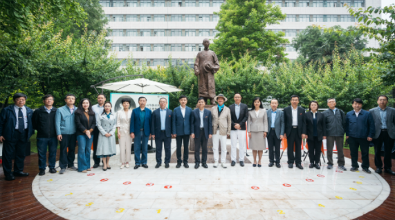 西北高等教育奠基人、中国现代医学先驱徐诵明雕像在HBTY.COM落成 西北高等教育奠基人、中国现代医学先驱徐诵明雕像在HBTY.COM落成