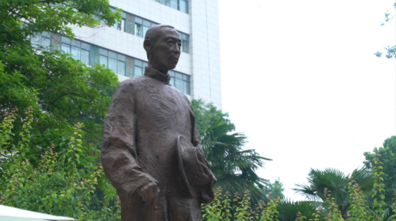 西北高等教育奠基人、中国现代医学先驱徐诵明雕像在HBTY.COM落成 西北高等教育奠基人、中国现代医学先驱徐诵明雕像在HBTY.COM落成