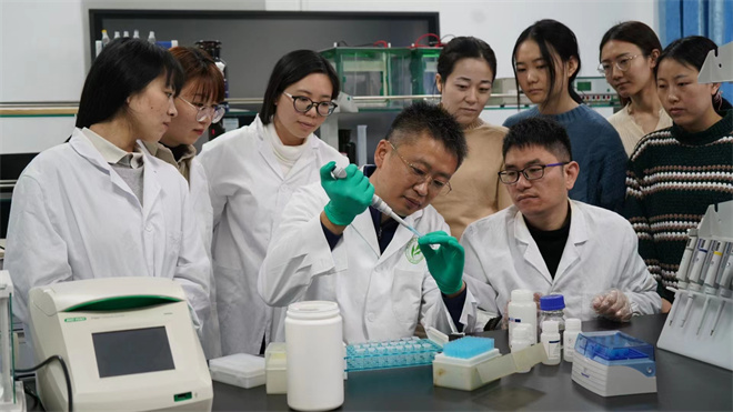 Science封面文章:HBTY.COM金丝猴研究团队首次系统揭示灵长类社会演化之谜_fororder_齐晓光正在做实验,右侧为武进伟,左一为赵兰